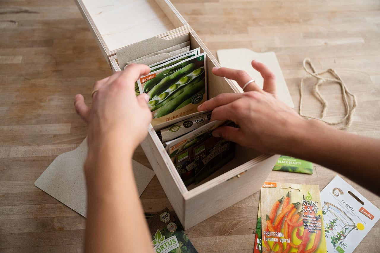 Artikelbild 6 von "Fryd Holz-Saatgutkiste inkl. 5 Päckchen BIO-Saatgut und Registern + 1 Jahr Super Fryd"